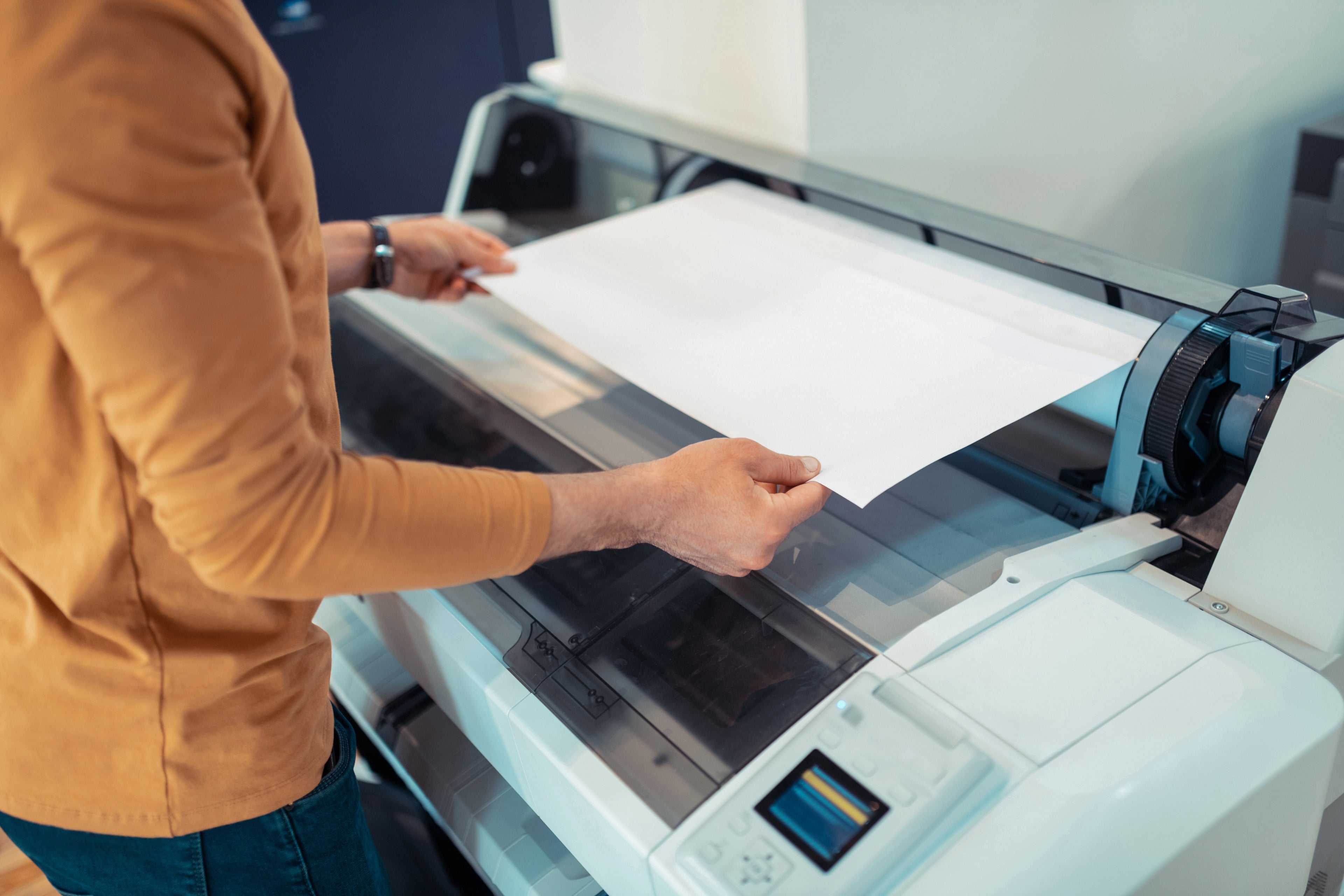 Personnage qui imprime une impression grand format sur un traceur numérique