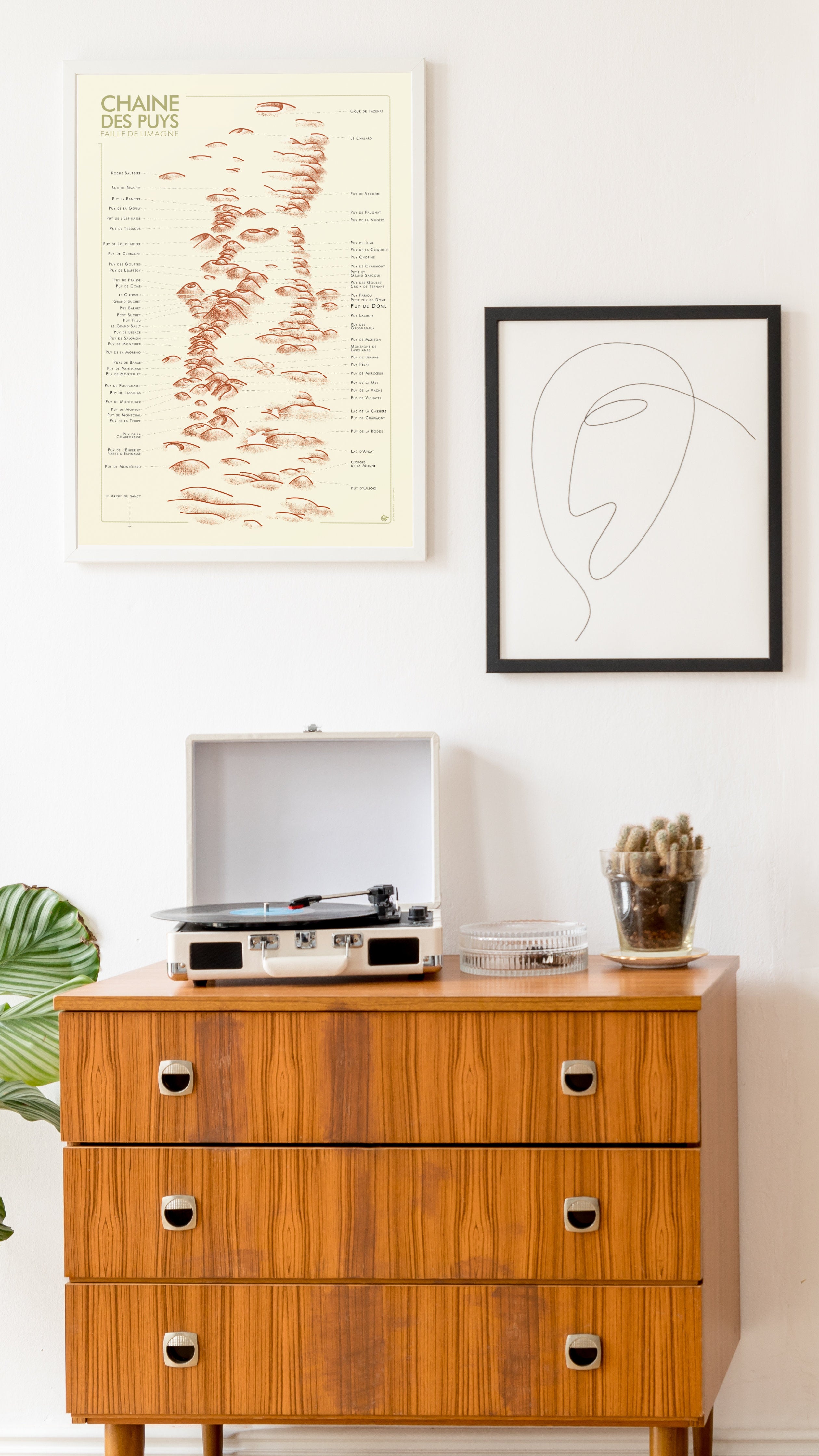 Affiche Chaîne des Puys d'Auvergne Brun en situation dans un salon moderniste