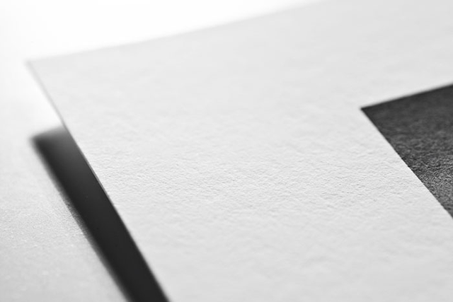 photo d'un détail d'une feuille de papier blanche avec grain