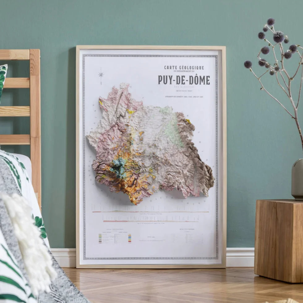 carte du puy-de-dôme en auvergne encadrée et affichée dans un salon