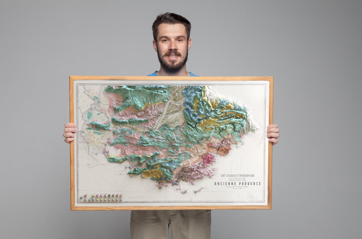 affiche ancienne provence présentée encadrée et portée par un homme
